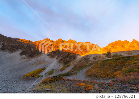 【山岳風景】秋の涸沢カール・モルゲンロートに染まる穂高連峰【長野県】 【山岳風景】秋の涸沢カール・モルゲンロートに染まる穂高連峰【長野県】 128766321