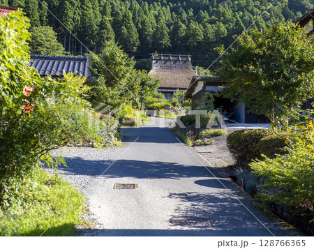 美山かやぶきの里の通り沿いの風景 128766365