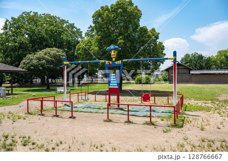公園の遊具 海賊のブランコの写真素材 128766667