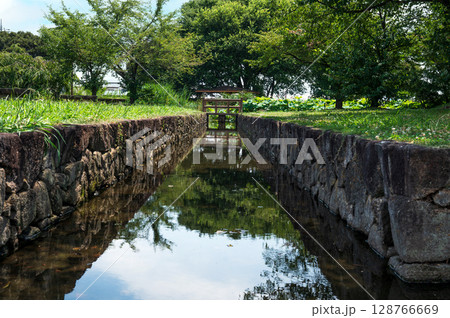 公園の水路 公園の水路 128766669