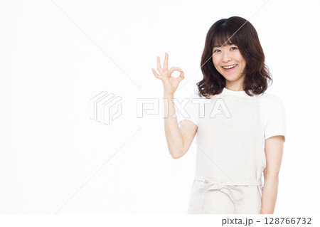 OKサインをしている主婦 128766732