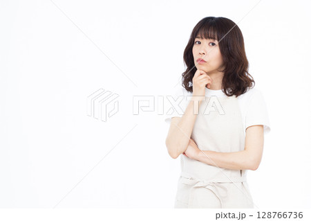 真剣に悩んでいる主婦 128766736