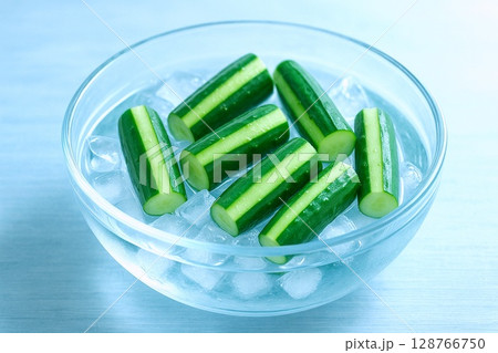 冷涼な質感とリアルな生活感で綴る、夏の一皿たち　きゅうり 128766750