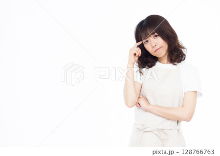 頭を抱えて悩む主婦 128766763