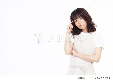 頭を抱えて悩む主婦 128766764