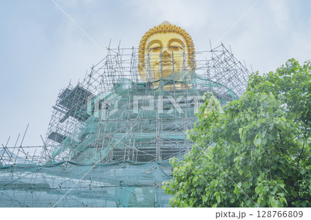 タイ 修繕中の大仏(ワット・パークナム) タイ 修繕中の大仏(ワット・パークナム) 128766809