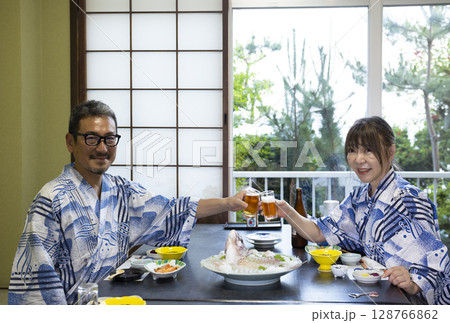 旅館で食事をする浴衣姿の夫婦 旅館で食事をする浴衣姿の夫婦 128766862
