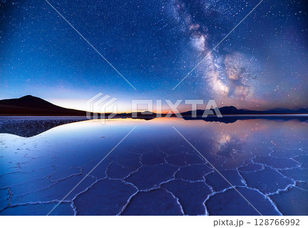 ウユニ塩湖に映る満天の星空と天の川 128766992