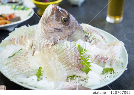 新鮮な真鯛の刺身 128767095