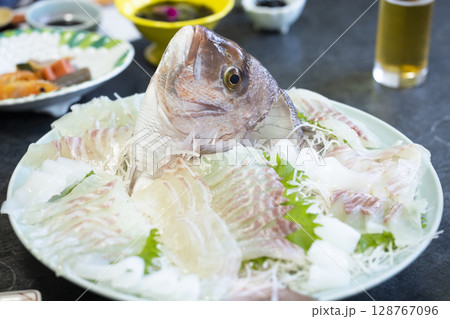 新鮮な真鯛の刺身 128767096
