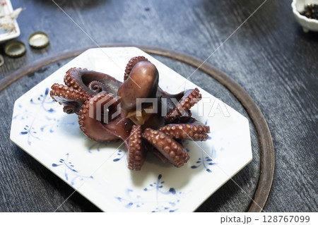 新鮮なタコの丸ゆで 128767099