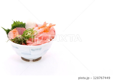 海鮮丼 丼もの エビ マグロ サーモン 明るい背景 海鮮丼 丼もの エビ マグロ サーモン 明るい背景 128767449