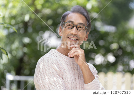 笑顔の60代の男性 笑顔の60代の男性 128767530