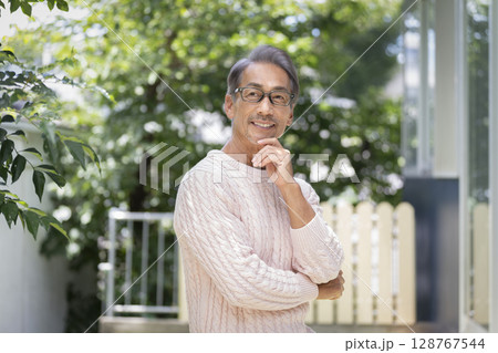 笑顔の60代の男性 笑顔の60代の男性 128767544