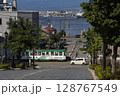 【ロゴマーク人物ナンバーぼかし済】函館八幡坂を通過する路面電車 【ロゴマーク人物ナンバーぼかし済】函館八幡坂を通過する路面電車 128767549