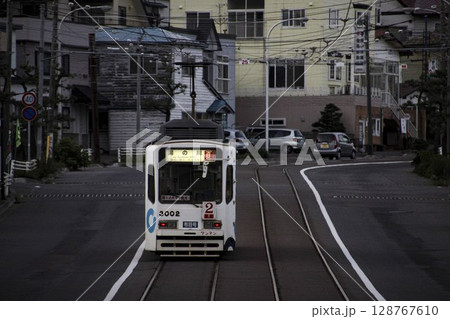 【ロゴ社名ナンバーぼかし済】坂を登る路面電車、後追い 【ロゴ社名ナンバーぼかし済】坂を登る路面電車、後追い 128767610