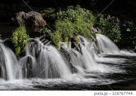 羊蹄山の伏流水ふきだし公園 128767744