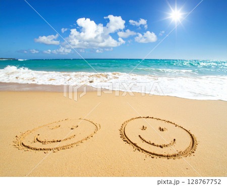 砂浜にスマイルの落書きのある青空のビーチ 128767752