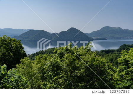 新緑の洞爺湖 128767852