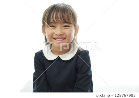 新一年生の女の子がランドセルを背負って登校する様子 128767983