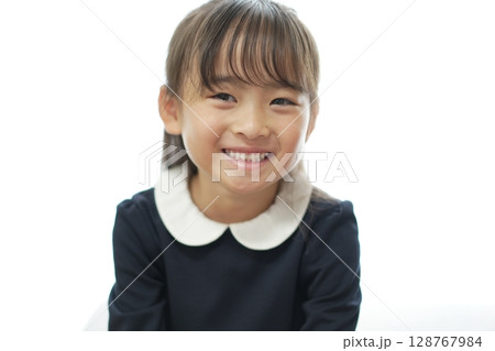 新一年生の女の子がランドセルを背負って登校する様子 新一年生の女の子がランドセルを背負って登校する様子 128767984