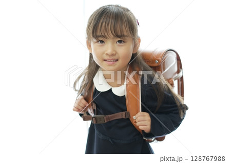 新一年生の女の子がランドセルを背負って登校する様子 新一年生の女の子がランドセルを背負って登校する様子 128767988