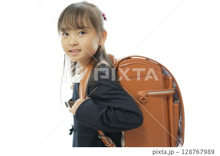 新一年生の女の子がランドセルを背負って登校する様子 新一年生の女の子がランドセルを背負って登校する様子 128767989