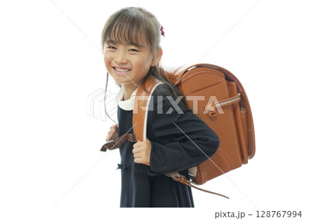 新一年生の女の子がランドセルを背負って登校する様子 128767994
