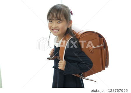 新一年生の女の子がランドセルを背負って登校する様子 新一年生の女の子がランドセルを背負って登校する様子 128767996