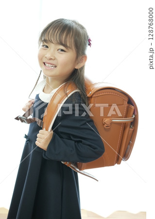 新一年生の女の子がランドセルを背負って登校する様子 新一年生の女の子がランドセルを背負って登校する様子 128768000