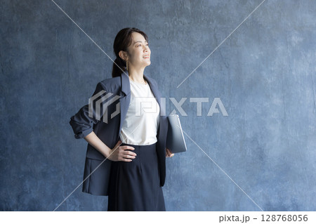 オフィスで働く女性 オフィスで働く女性 128768056