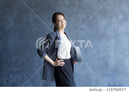 オフィスで働く女性 オフィスで働く女性 128768057
