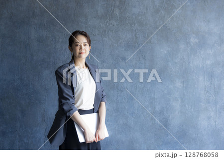 オフィスで働く女性 128768058