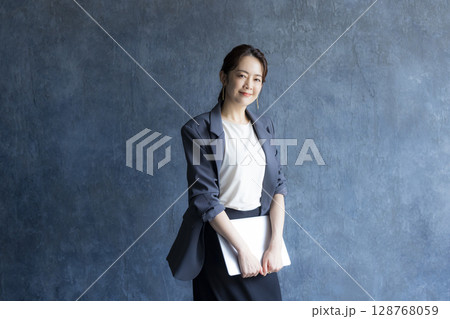 オフィスで働く女性 オフィスで働く女性 128768059