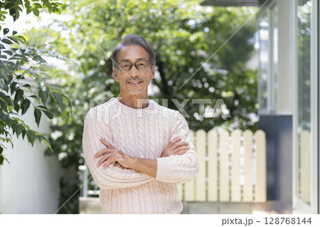 カメラ目線で笑顔の60代の男性 128768144