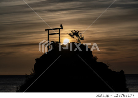 倒れそうで倒れない恵比寿岩と大黒岩 128768177