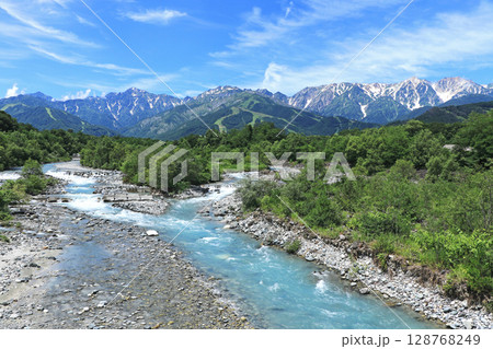 白馬の夏　山麓から望む北アルプス 128768249