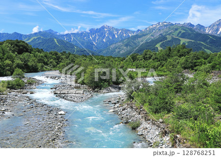 白馬の夏　山麓から望む北アルプス 128768251