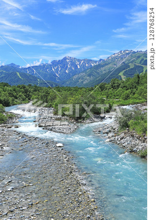 白馬の夏　山麓から望む北アルプス 128768254