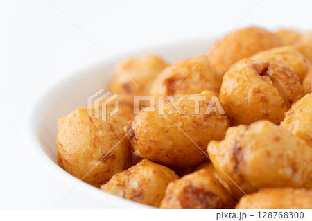お皿に入ったあられ（醤油味）のクローズアップ 128768300
