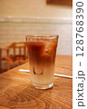 テーブルの上のアイスカフェラテ 128768390