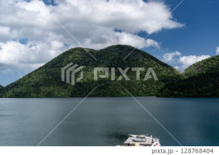 新緑の然別湖 新緑の然別湖 128768404