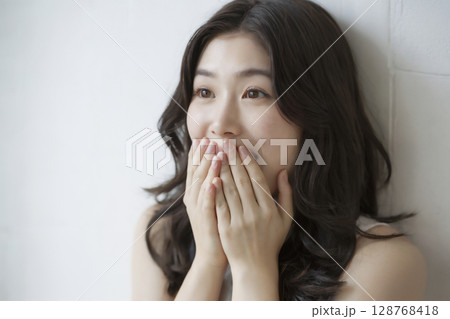 驚いて笑顔になる若い日本人女性 Generative AI 128768418