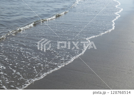 波打ち際 128768514