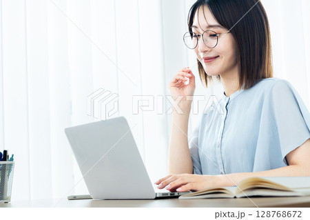 ノートパソコンを使う女性 128768672