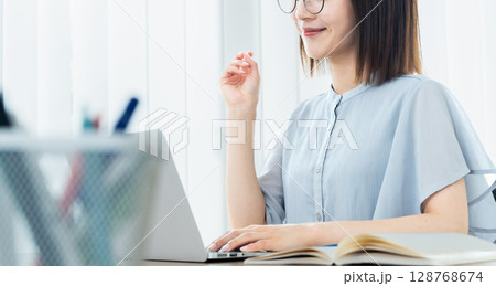 ノートパソコンを使う女性 128768674