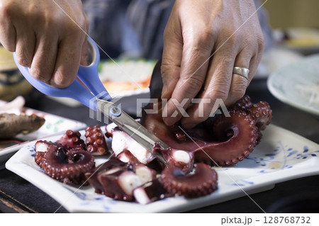 旅館で食事する男性 旅館で食事する男性 128768732