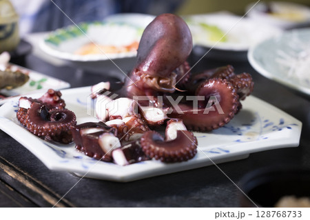 新鮮なタコの丸ゆで 128768733