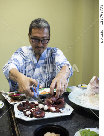 旅館で食事する男性 128768735