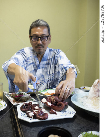 旅館で食事する男性 128768736